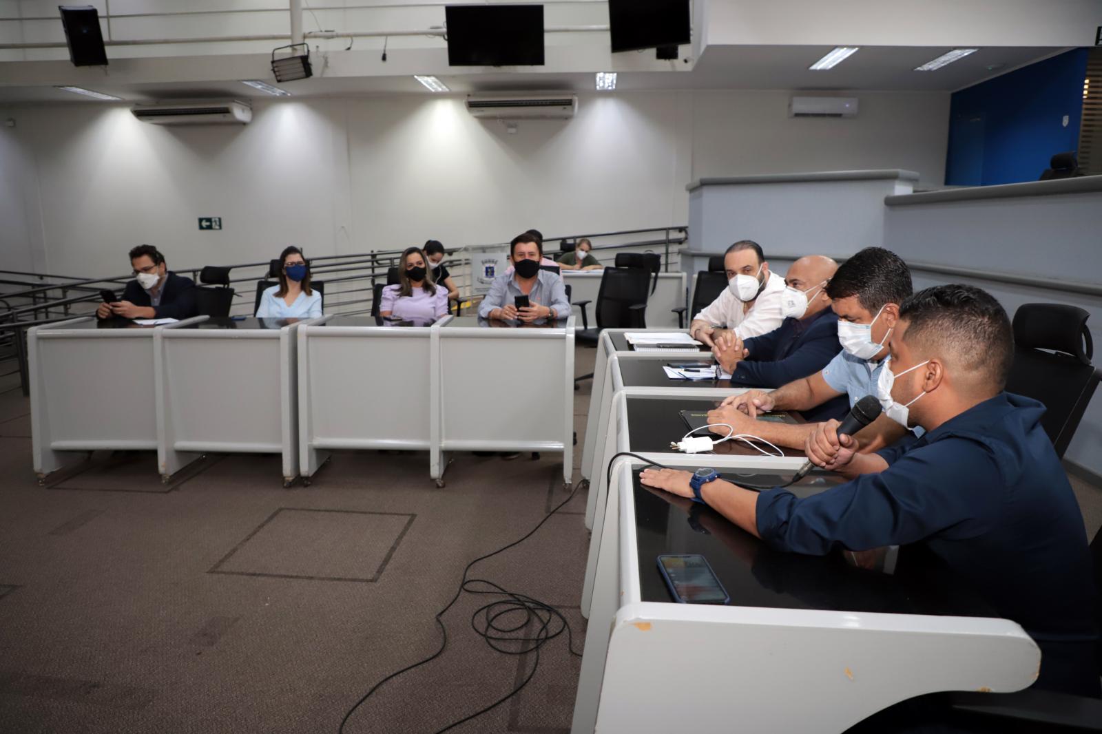 Representante da Educação: Vereador Professor Riverton busca melhorias para educadores em reunião com secretários.