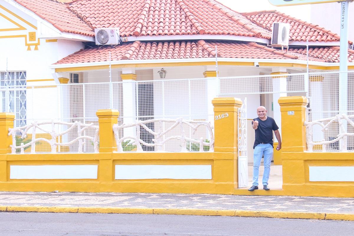 Autor de abaixo-assinado pela desapropriação da Casa da Memória Arnaldo Estevão de Figueiredo, Ronilço Guerreiro visita local acompanhado de herdeira.