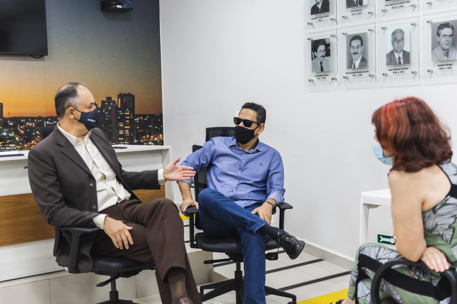 Na busca pela inclusão de psicólogos e assistentes sociais nas escolas de Campo Grande, Vereador Clodoilson Pires recebe representantes das categorias na Câmara.