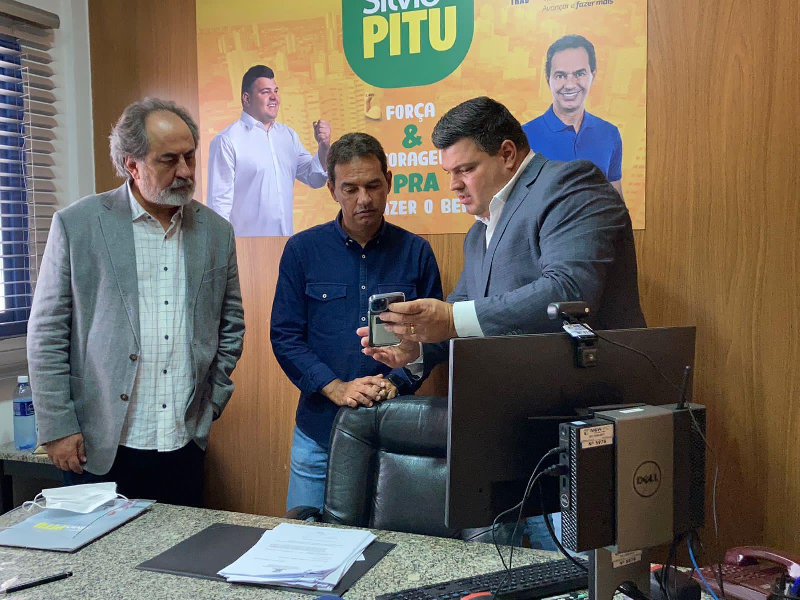 O Vereador Silvio Pitu, o Prefeito Marquinhos Trad e o Secretário de Governo Antônio César Lacerda tratam demandas para nossa Capital.