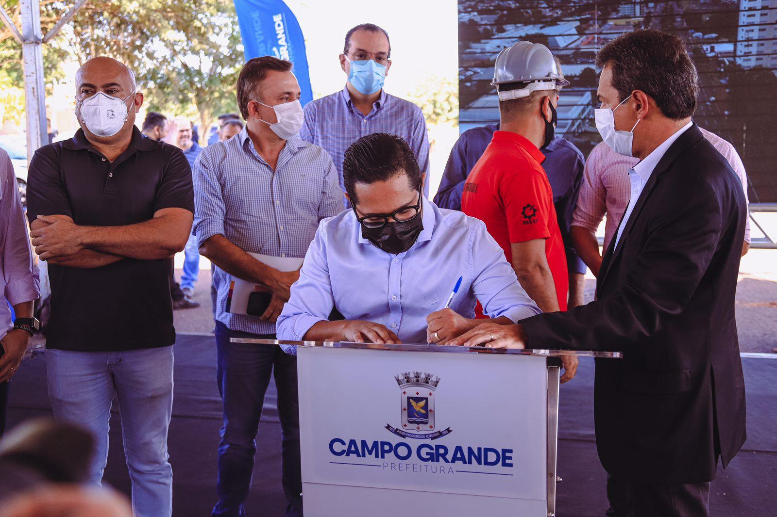 Papy participa da assinatura para reiniciar as obras do Centro de Belas Artes na capital.