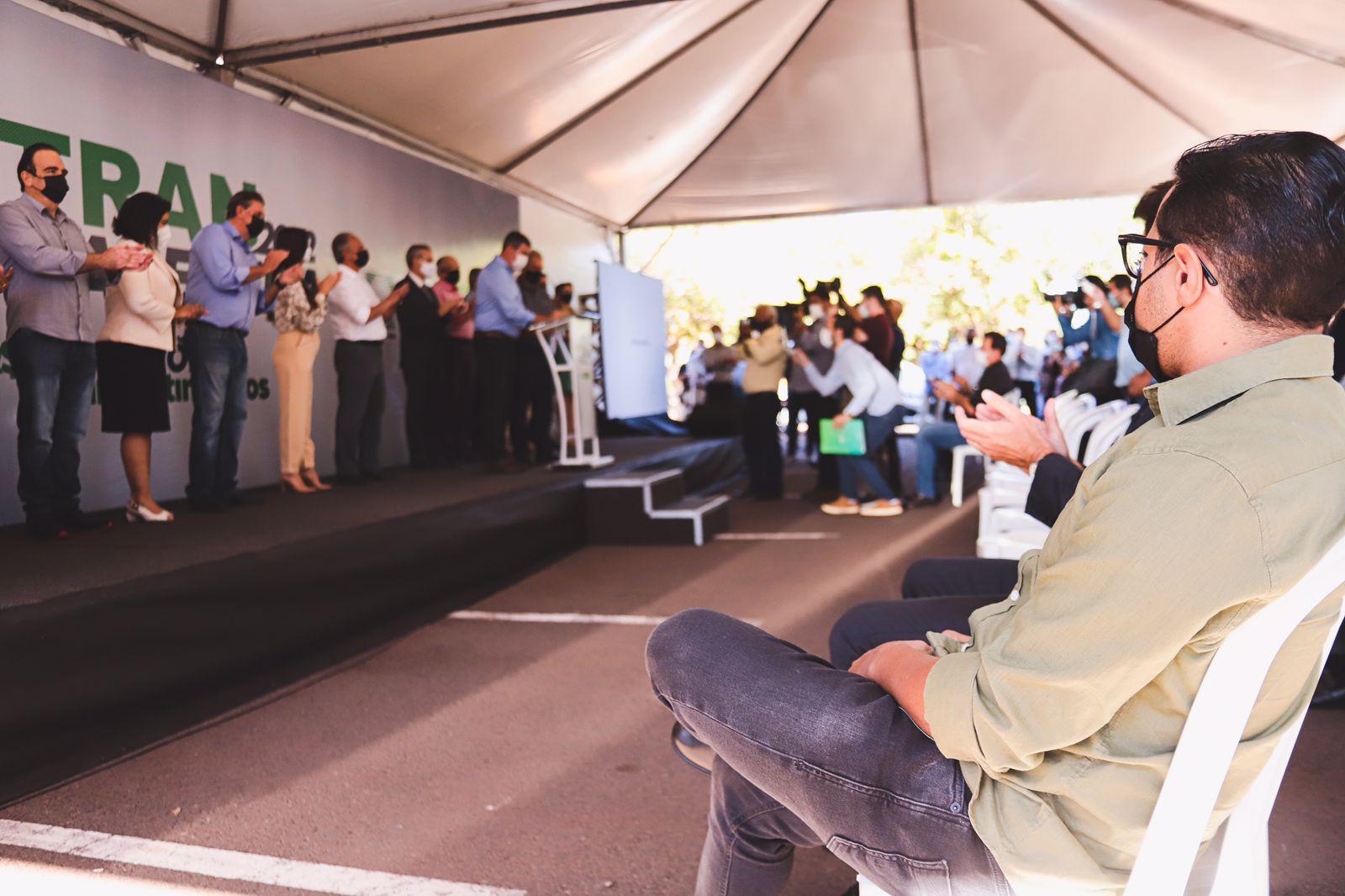 Papy participa de assinatura para obras e entrega de veículos ao Detran-MS.