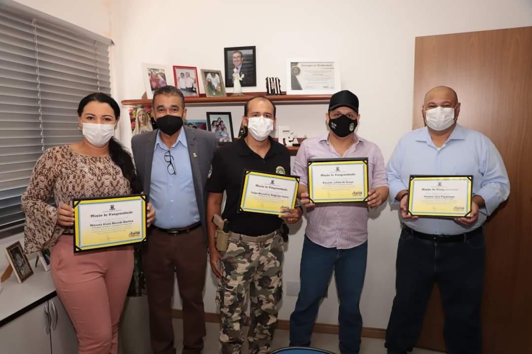 Policiais civis são homenageados pelo vereador Ayrton Araújo por bons serviços prestados aos sul-matogrossenses.