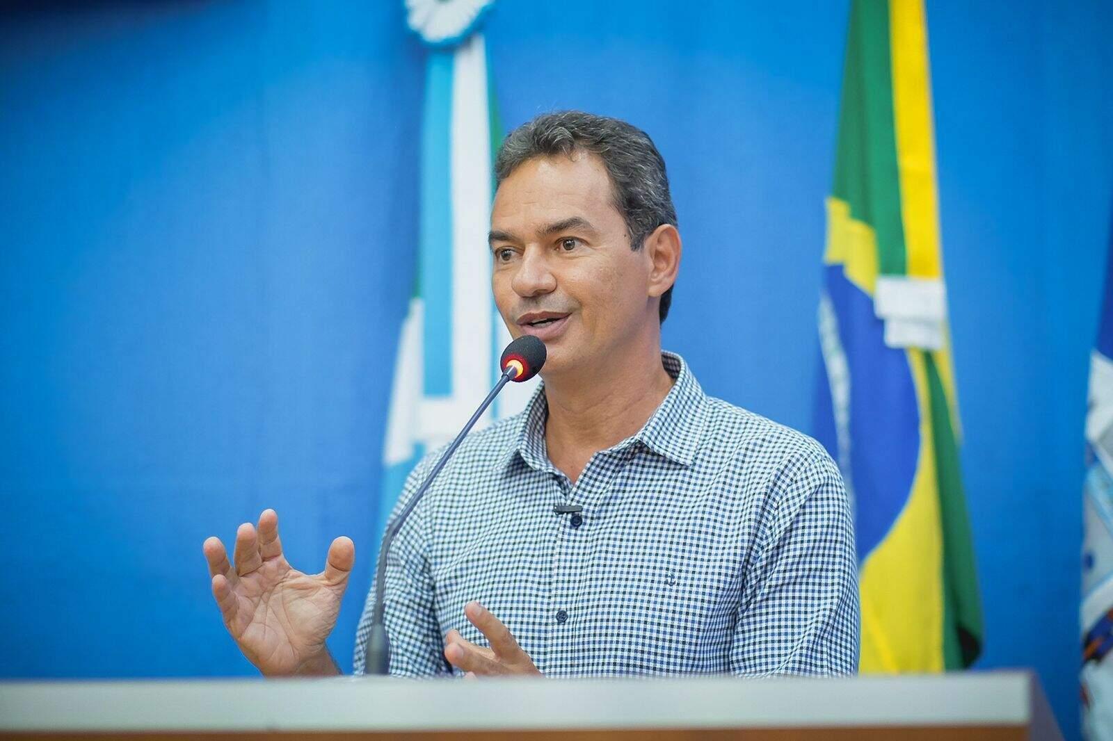 Prefeito Marcos Trad  propõe reajuste escalonado de 32,18% a professores na Capital