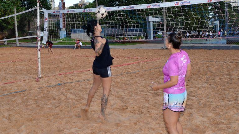 PREFEITURA DÁ INICIO CALENDÁRIO ESPORTIVO 2022 COM AULAS DE FUTEVÔLEI.