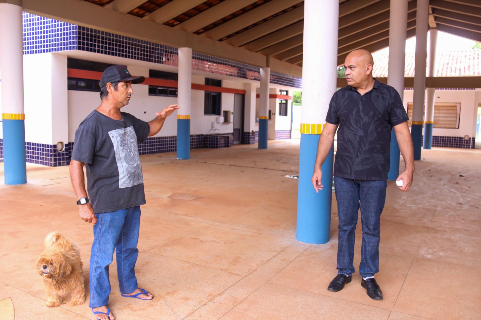 Ronilço Guerreiro visita obra parada do EMEI da Vila Nasser e vai cobrar um cronograma de conclusão dos responsáveis.