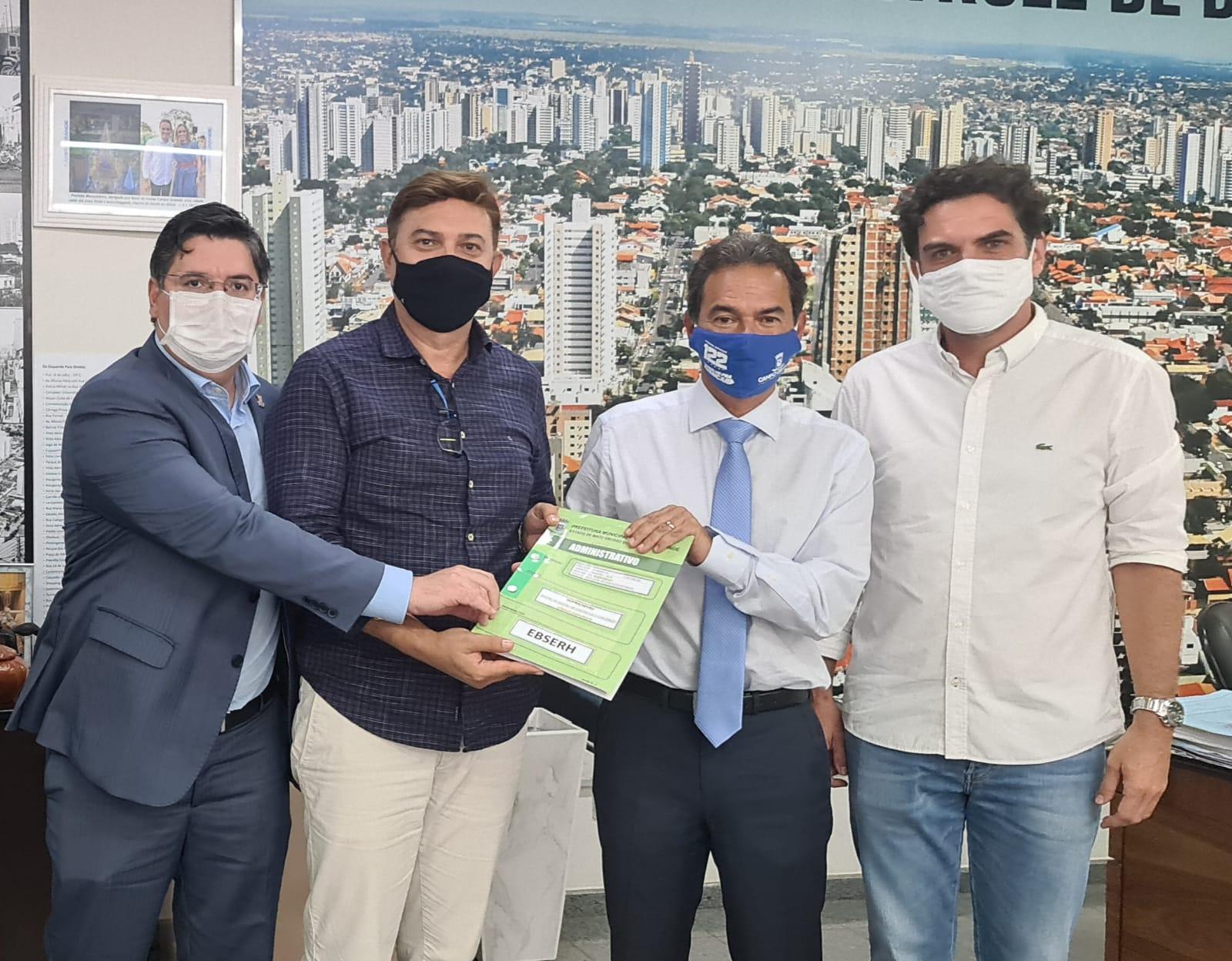 Saúde para Todos: Dr. Victor Rocha sensibiliza Marquinhos Trad com a situação do HU.