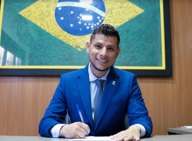 Tiago Vargas envia ofício à Semed para cobrar reajuste de 33,24% para os professores, além da equiparação salarial.