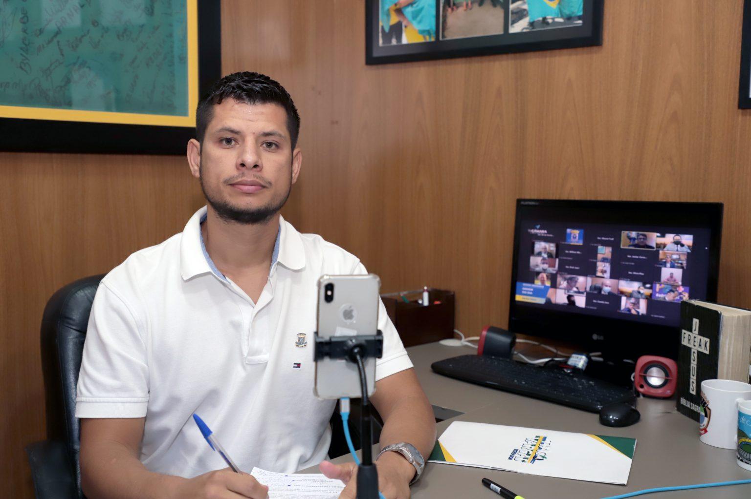 Vereador Tiago Vargas disse  “Tiro na mão ou no pé”.