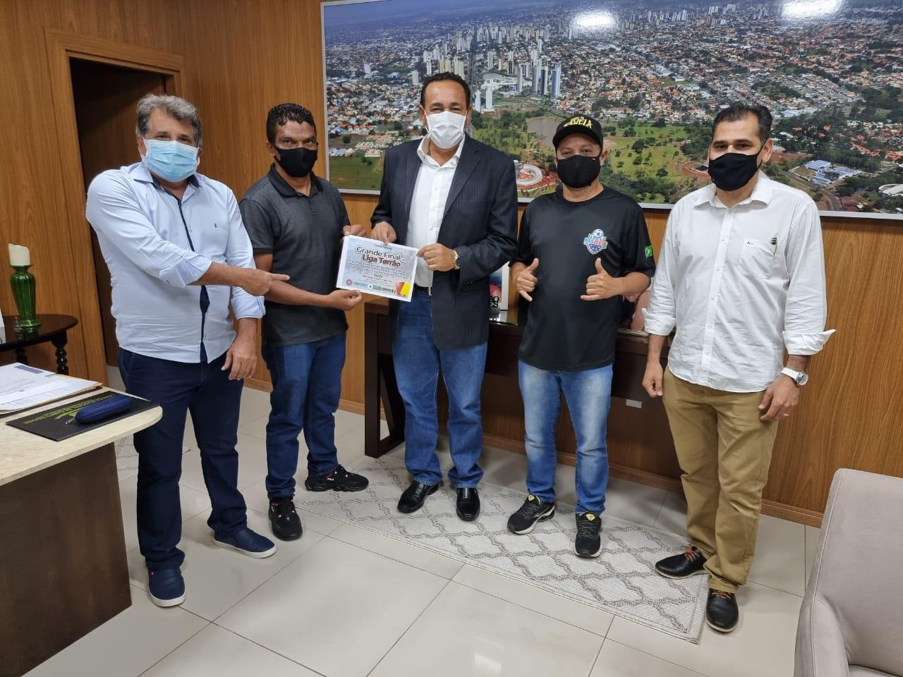 UEFA-MS visita Câmara e convida população para final do Terrão de futebol amador.