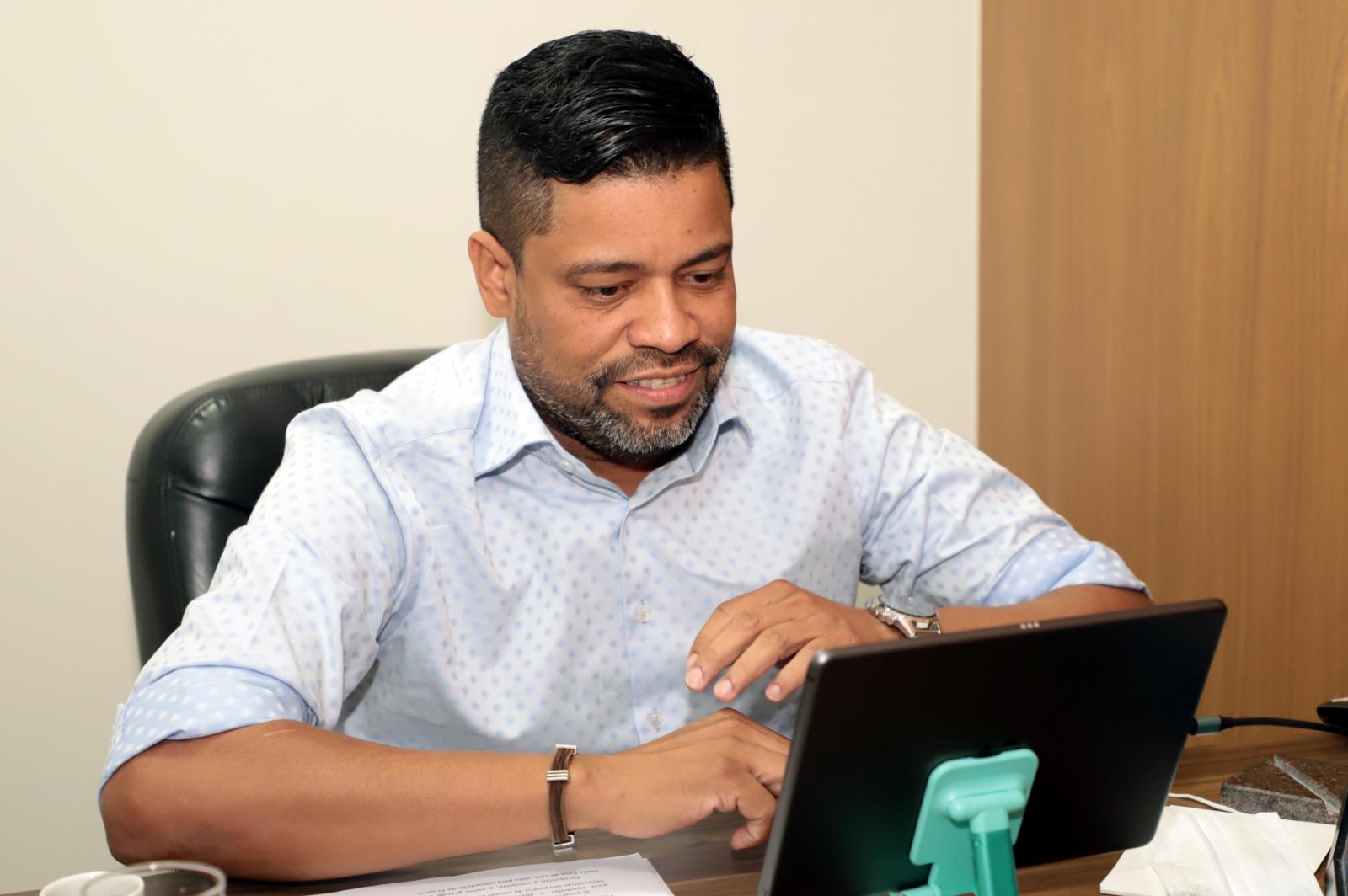 Vereador Professor Riverton comemora aprovação de Projeto de lei que pretende prevenir a Evasão Escolar em Campo Grande.