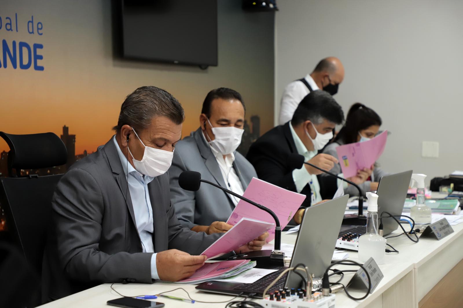 Vereadores analisam quatro projetos e três vetos na sessão desta terça-feira.