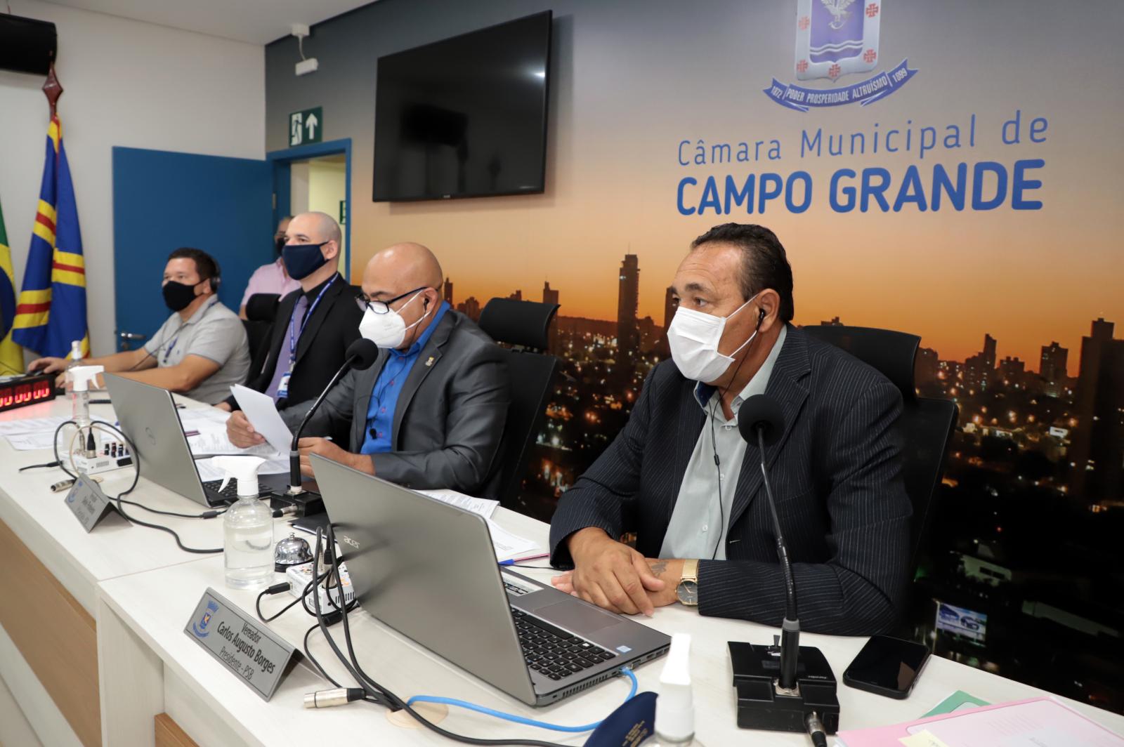 Vereadores aprovam um projeto em urgência mantêm um veto e derrubam outro nesta terça-feira.