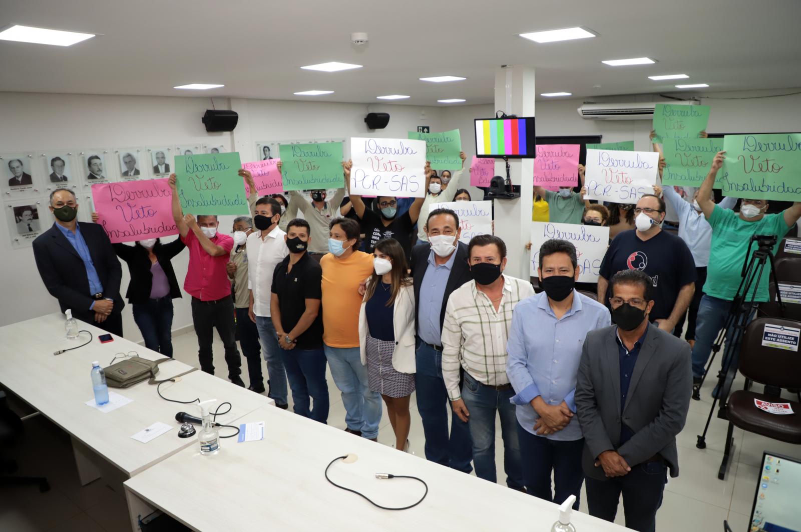 Vereadores recebem servidores preocupados com vetos do prefeito.