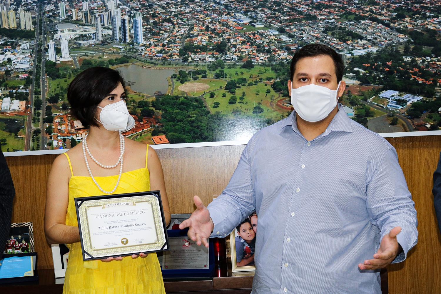 William Maksoud presta homenagem a médica na Câmara Municipal.