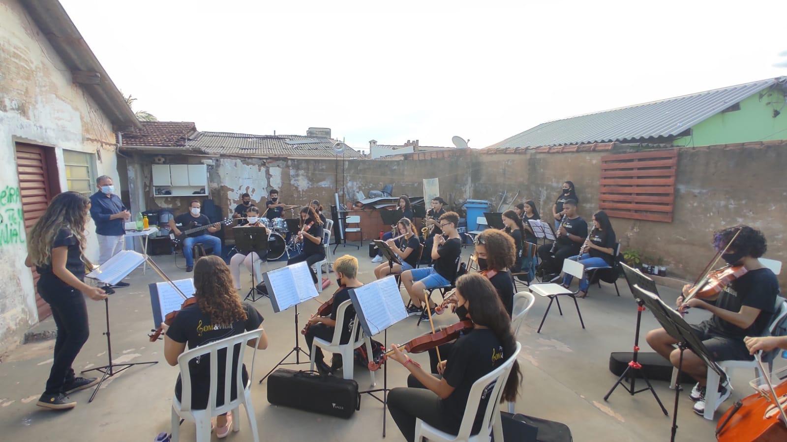 Zé da Farmácia visita projeto cultural Som & Vida.