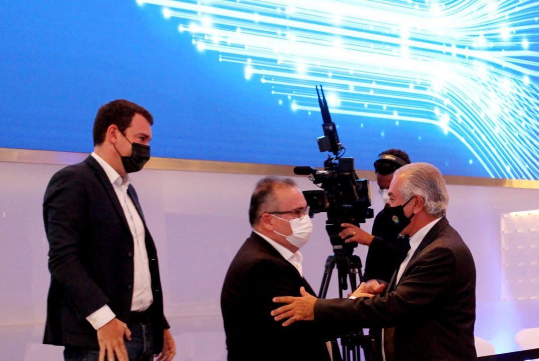 Garantimos na tarde de hoje a implantação da rede de fibra ótica para todo o MS, com custos reduzidos.  Garantimos na tarde de hoje a implantação da rede de fibra ótica para todo o MS, com custos reduzidos.