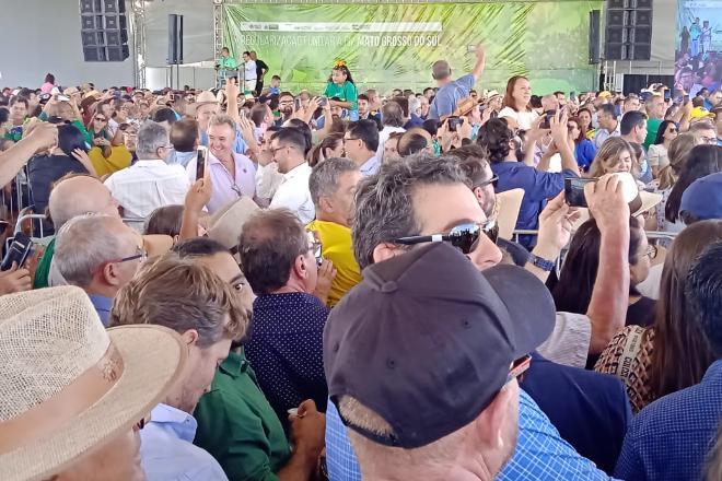 Presidente  Jair Messias Bolsonaro é recebido por multidão em Ponta Porã