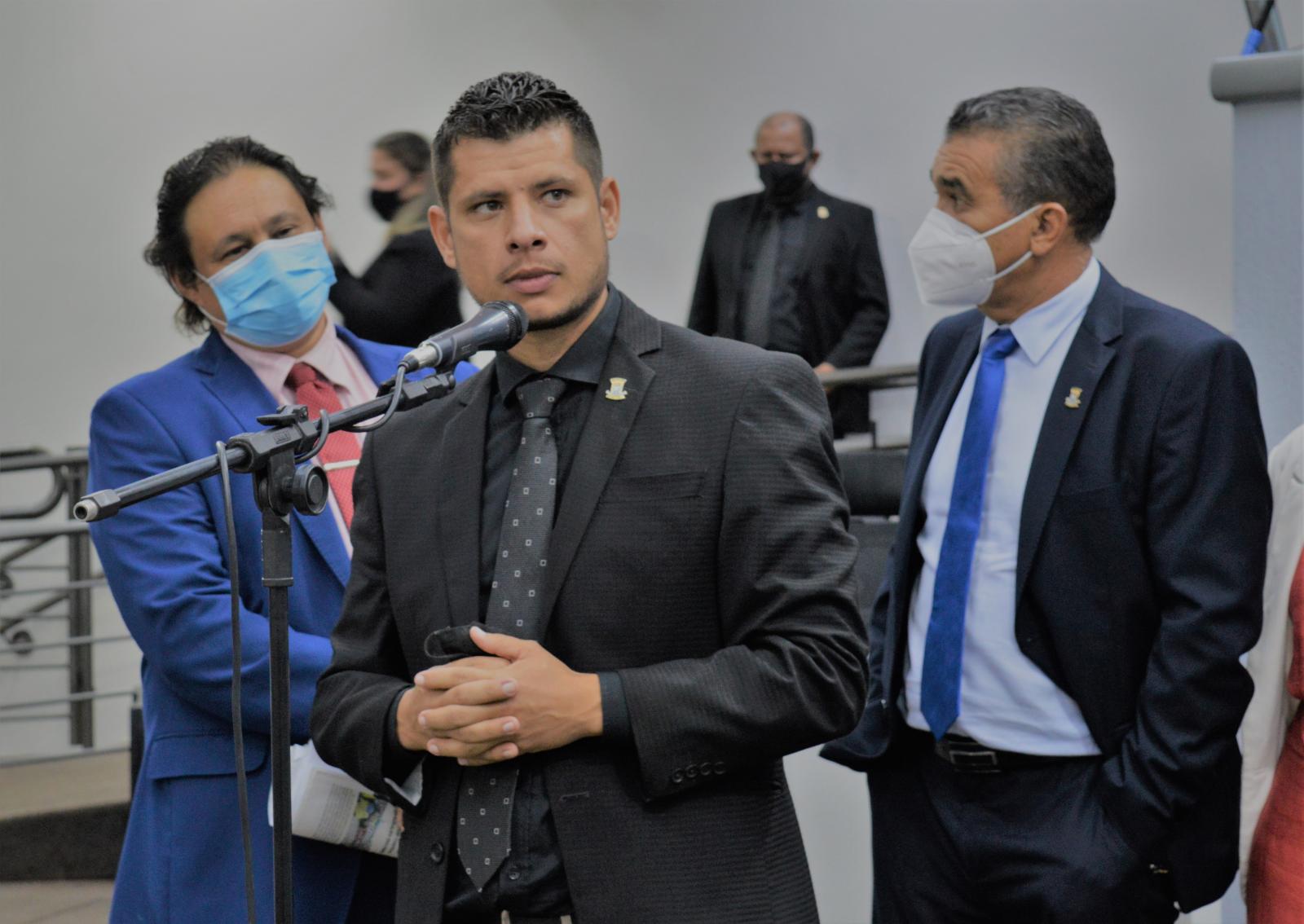 Após inauguração de atacadista, o vereador Tiago Vargas solicita instalação de semáforos na Cafezais com a Gury Marques.