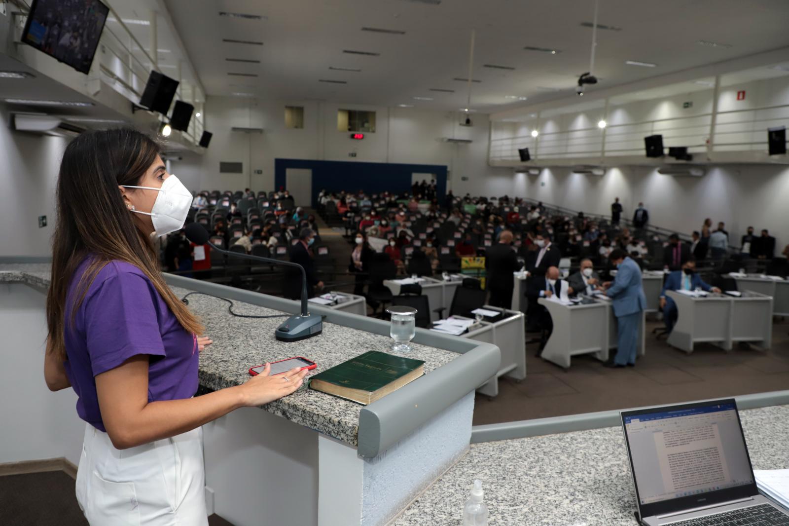 Com derrubada de vetos, emendas de Camila Jara mantêm renda básica, dignidade menstrual e outros sonhos vivos para Campo Grande.