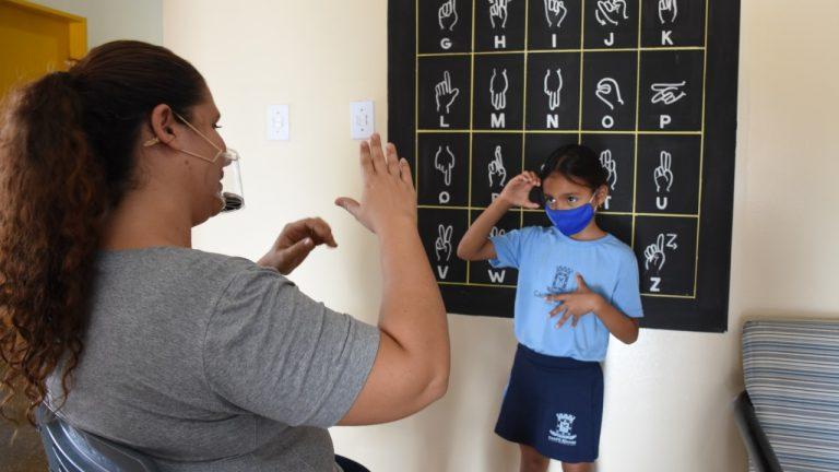 CURSO DE LIBRAS OFERECIDO PELA SEMED POSSIBILITA INCLUSÃO DE SURDOS.
