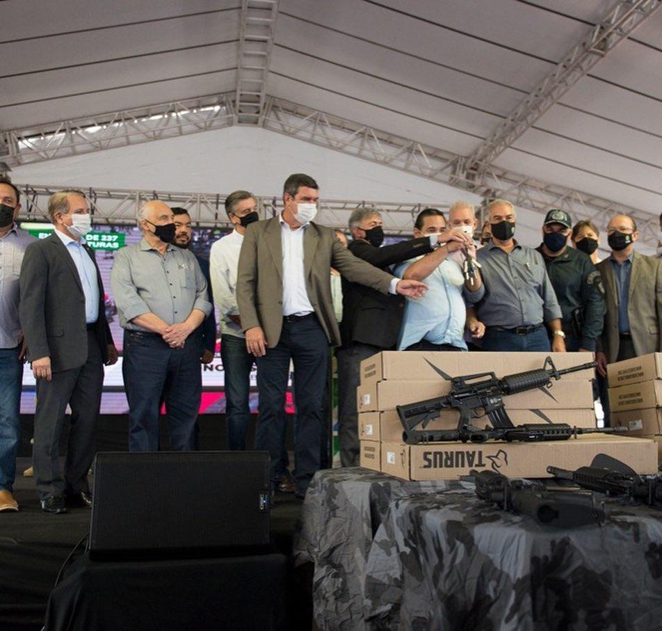 Governador Reinaldo Azambuja entregou 237 viaturas e 115 fuzis destinados à Polícia de MS Governador Reinaldo Azambuja entregou 237 viaturas e 115 fuzis destinados à Polícia de MS