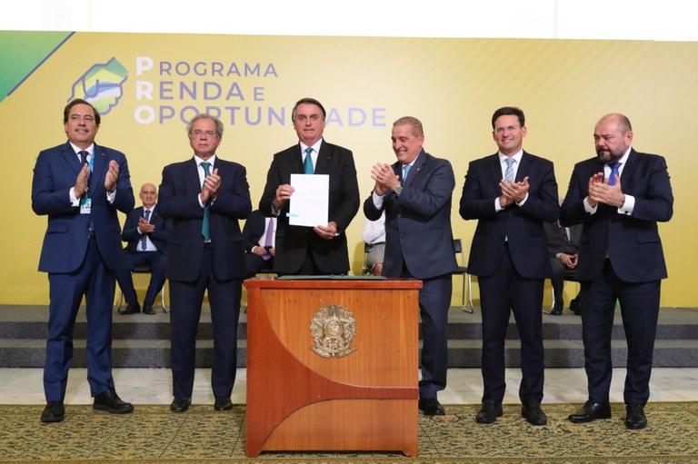 Governo Federal lança medidas para injetar mais de R$ 150 bilhões na economia Governo Federal lança medidas para injetar mais de R$ 150 bilhões na economia