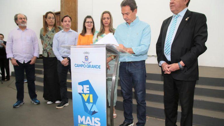 PREFEITO MARQUINHOS TRAD ASSINA PROJETO DE LEI QUE TRANSFORMA CARGOS EM PROFESSOR AUXILIAR DE EDUCAÇÃO INFANTIL.