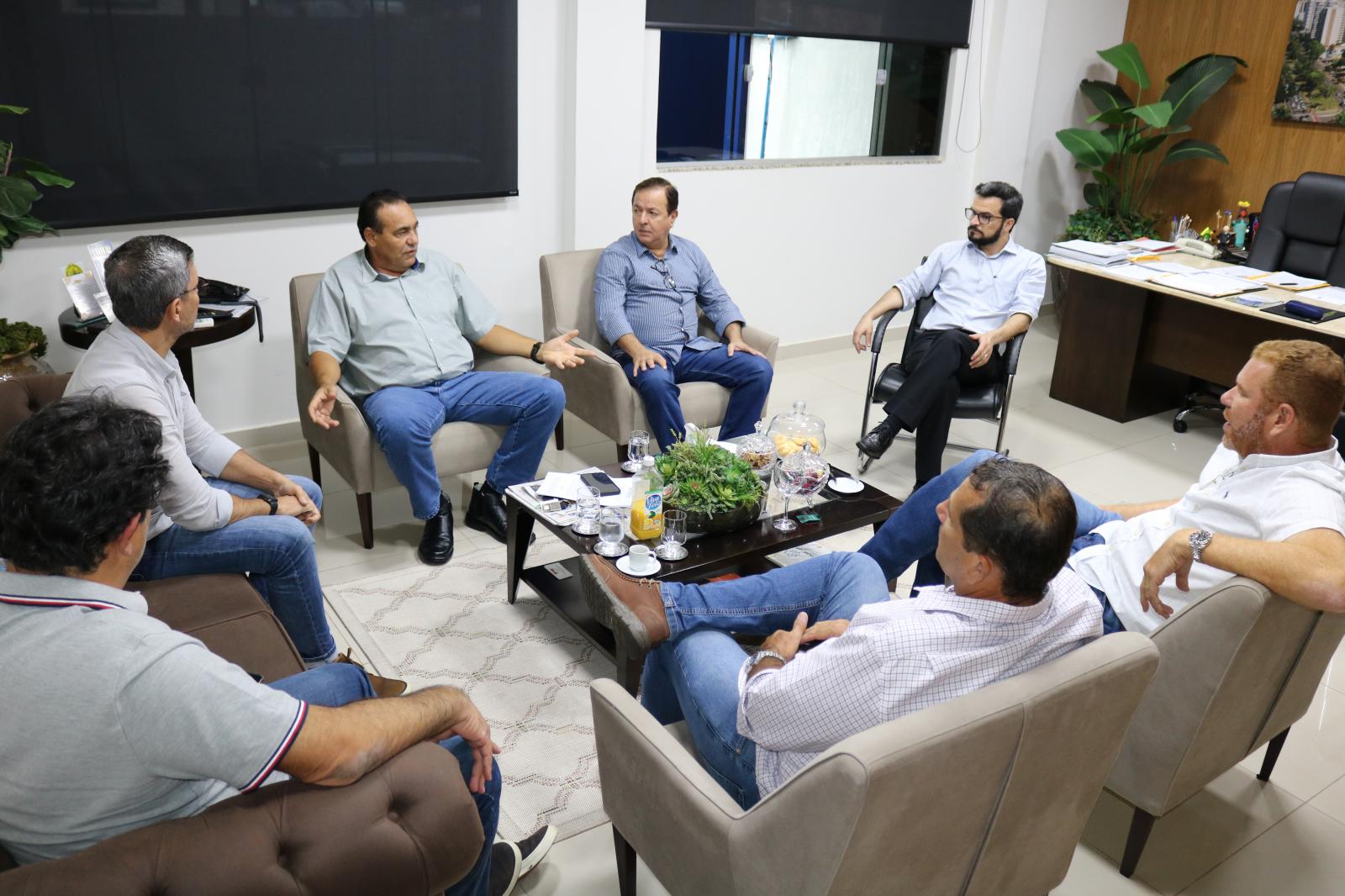 Presidente Carlão recebe Rodrigo Terra da Sidagro e representates do polo empresarial da Região Norte.