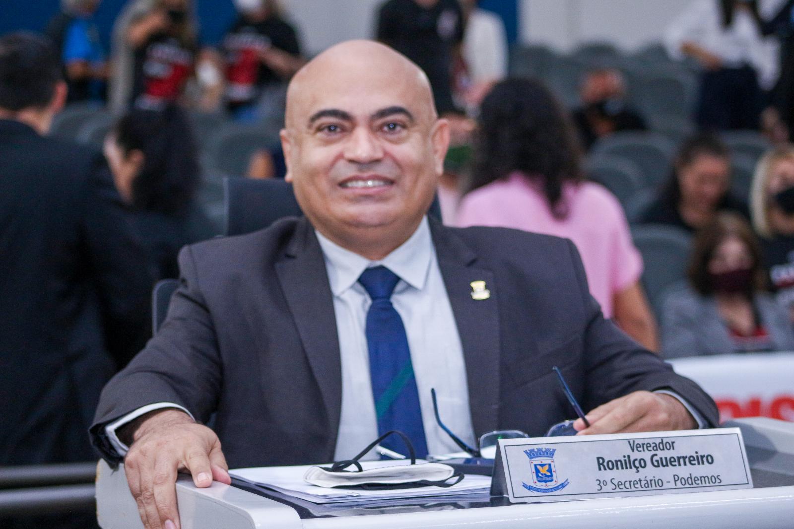 Ronilço Guerreiro vota a favor do aumento salarial para professores da Rede Municipal.