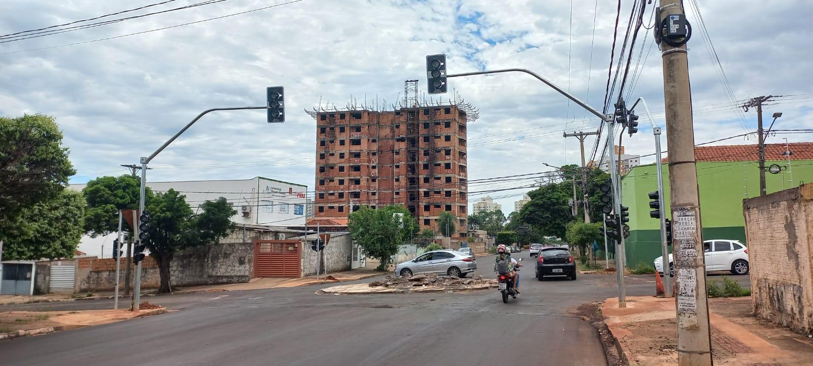 Rua Rui Barbosa ganha dois novos semáforos a pedido do vereador Ronilço Guerreiro.