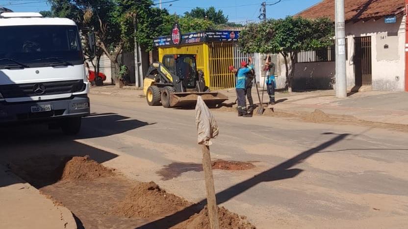 Solicitada pelo vereador Tiago Vargas, limpeza em rua do Los Angeles foi atendida pela Sisep.