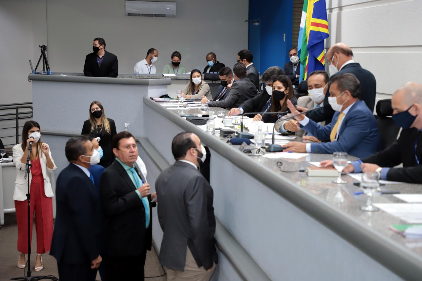 Vereadores aprovam quatro projetos e mantêm cinco vetos na sessão desta quinta-feira.