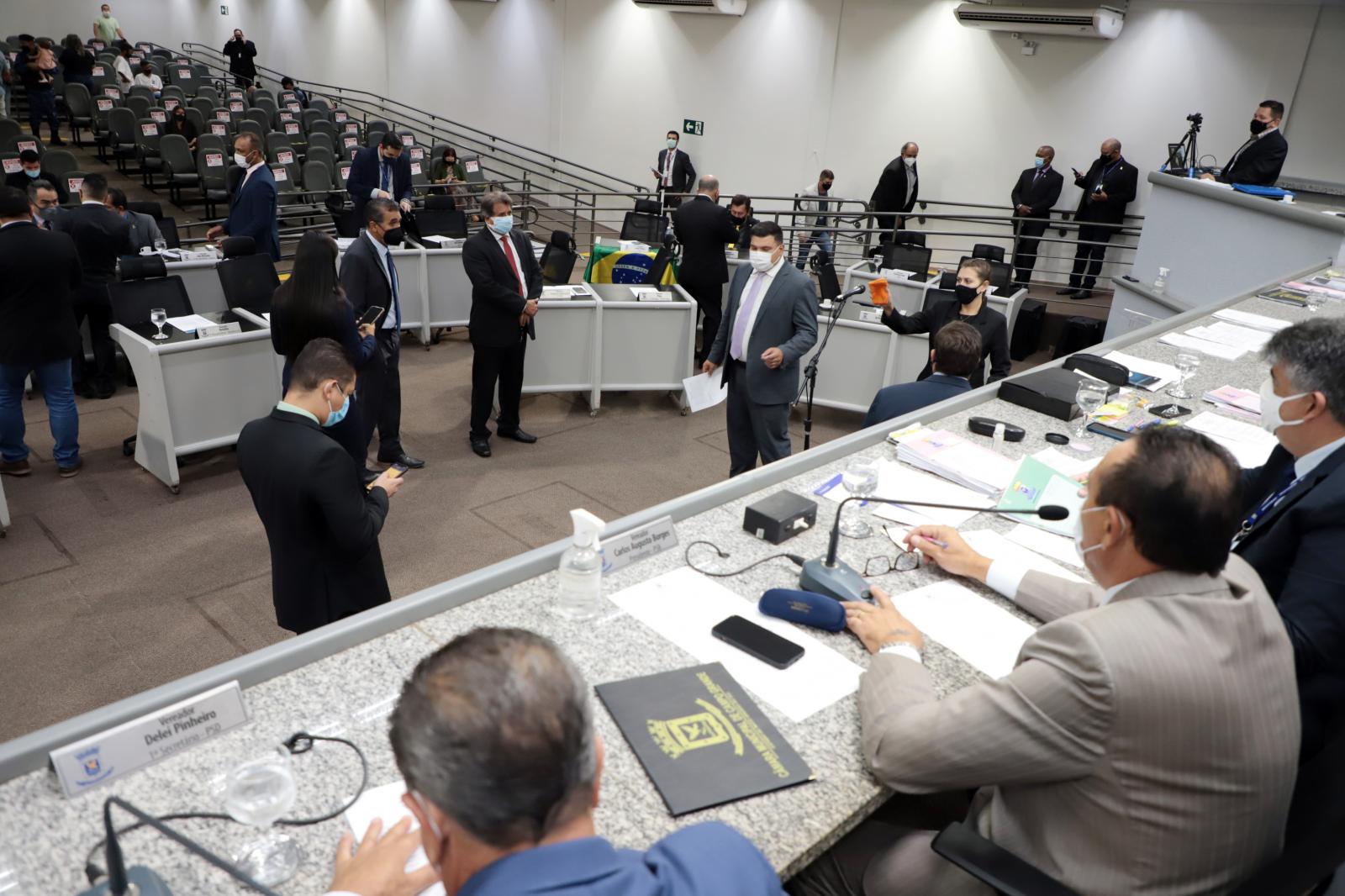 Vereadores votam seis projetos na sessão de terça-feira.