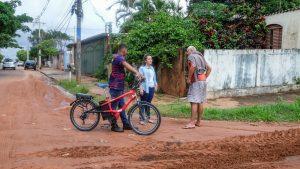 AO VISTORIAR LIMPEZA, PREFEITA CONFIRMA PARA MAIO INÍCIO DAS ÚLTIMAS ETAPAS DO ASFALTO NO NOVA LIMA.