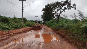 PREFEITURA MOBILIZA  EQUIPES PARA RETIRAR BANCOS DE AREIA EM RUAS PAVIMENTADAS.