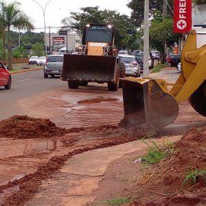 PREFEITURA MOBILIZA  EQUIPES PARA RETIRAR BANCOS DE AREIA EM RUAS PAVIMENTADAS.