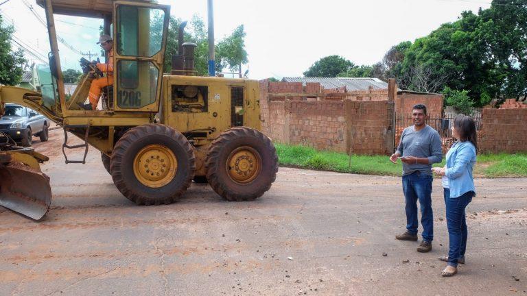 AO VISTORIAR LIMPEZA, PREFEITA CONFIRMA PARA MAIO INÍCIO DAS ÚLTIMAS ETAPAS DO ASFALTO NO NOVA LIMA.