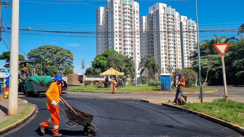 COMEÇA RECAPEAMENTO DE ROTATÓRIA NO FINAL DA RUI BARBOSA QUE RECEBERÁ SEMÁFOROS.