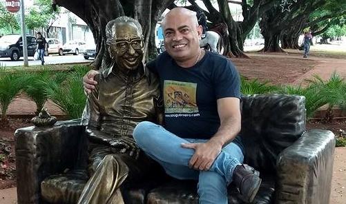 Estátua de Manoel de Barros completa um ano sem o pé esquerdo e Ronilço Guerreiro cobra providências.