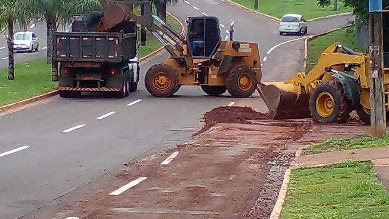 PREFEITURA MOBILIZA  EQUIPES PARA RETIRAR BANCOS DE AREIA EM RUAS PAVIMENTADAS.