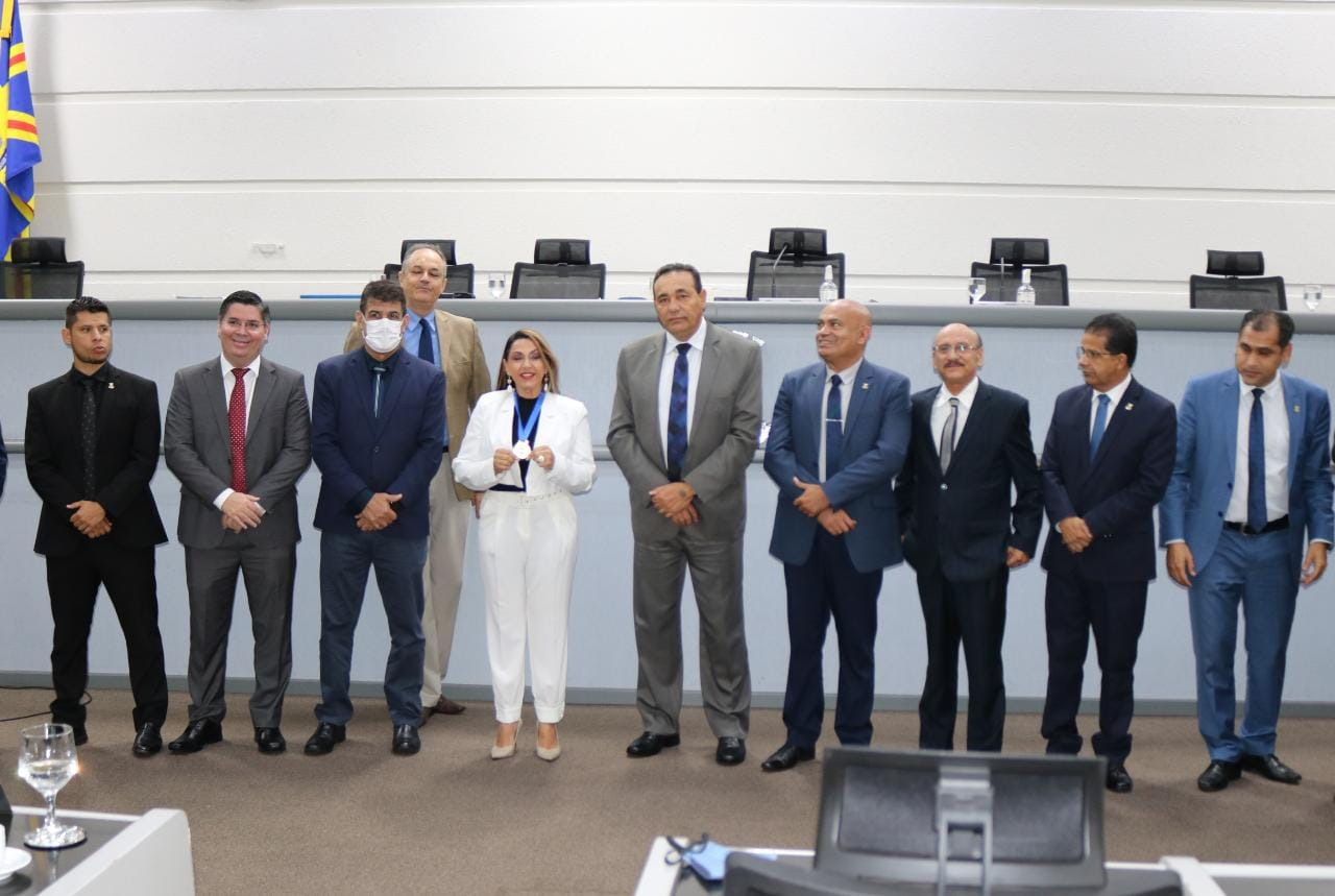 Presidente Carlão outorga medalha Dr. Arlindo de Andrade a Inês Santiago, 1ª mulher presidente da FCDL.