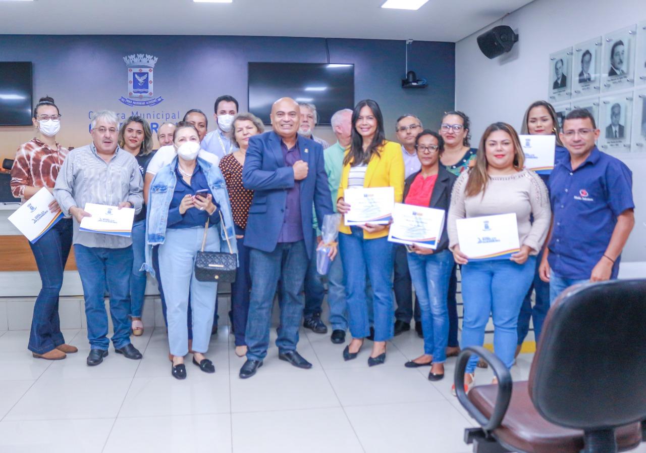 Ronilço Guerreiro reúne representantes de várias entidades para homenagem.