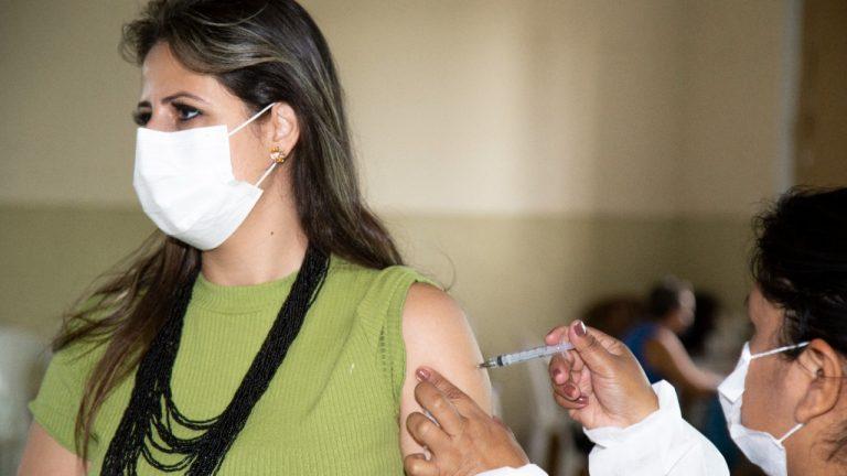 SÁBADO TEM PLANTÃO DE VACINAÇÃO CONTRA A COVID-19 E INFLUENZA EM SEIS UNIDADES E NO POLO SELETA.