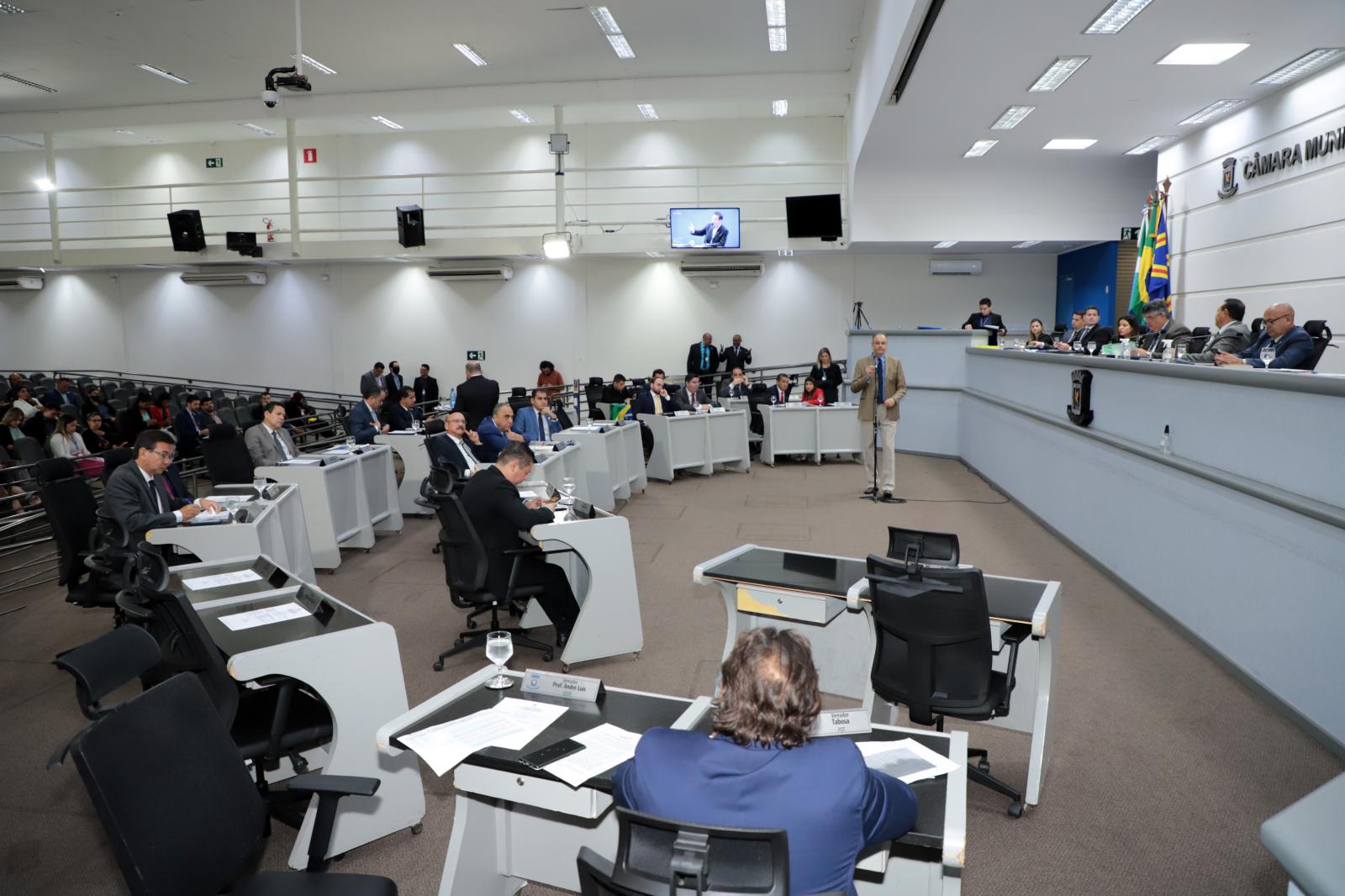 Vereadores analisam oito projetos e um veto na sessão desta terça-feira.