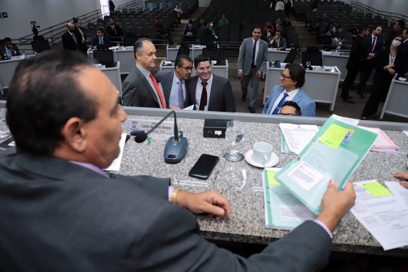 Vereadores aprovam três projetos, mantêm um veto e derrubam outro na sessão desta 5ª.