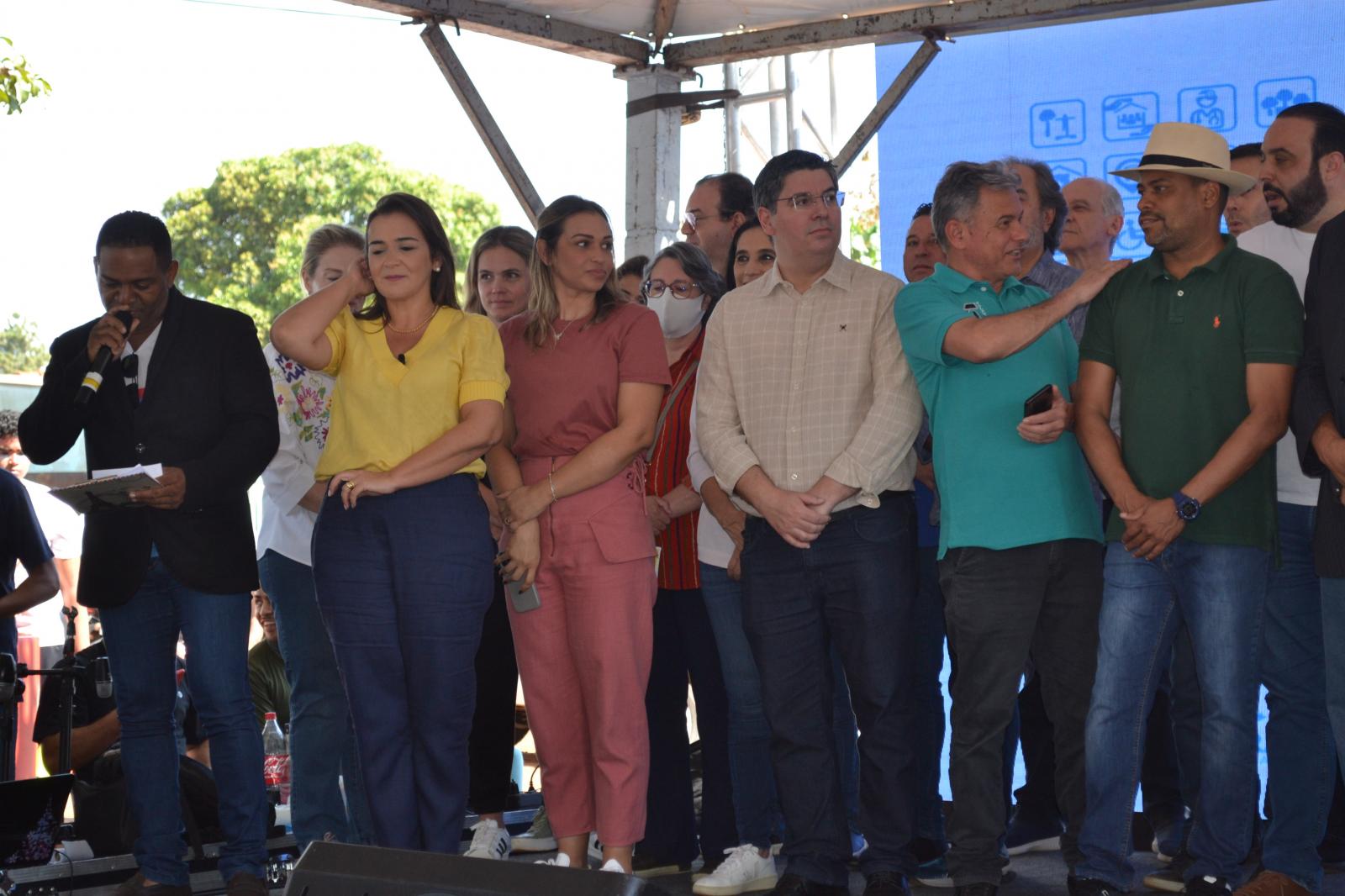 AO ENCERRAR 1ª EDIÇÃO DO TODOS EM AÇÃO, PREFEITA ANUNCIA RECURSO PARA INÍCIO DO ASFALTO NO ITAMARACÁ.