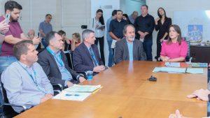 PREFEITA ADRIANE LOPES ASSINA CONTRATO COM A CAIXA E GARANTE ASFALTO NO ITAMARACÁ E PARQUE DO SOL. PREFEITA ADRIANE LOPES ASSINA CONTRATO COM A CAIXA E GARANTE ASFALTO NO ITAMARACÁ E PARQUE DO SOL.