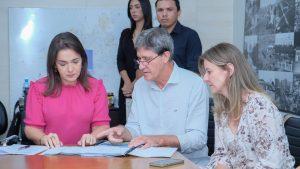 PREFEITA ADRIANE LOPES ASSINA CONTRATO COM A CAIXA E GARANTE ASFALTO NO ITAMARACÁ E PARQUE DO SOL. PREFEITA ADRIANE LOPES ASSINA CONTRATO COM A CAIXA E GARANTE ASFALTO NO ITAMARACÁ E PARQUE DO SOL.
