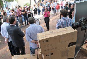 PREFEITURA RECEBE DOAÇÃO DE APARELHOS DE AR CONDICIONADO QUE SERÃO DESTINADOS ÀS UNIDADES DE SAÚDE.
